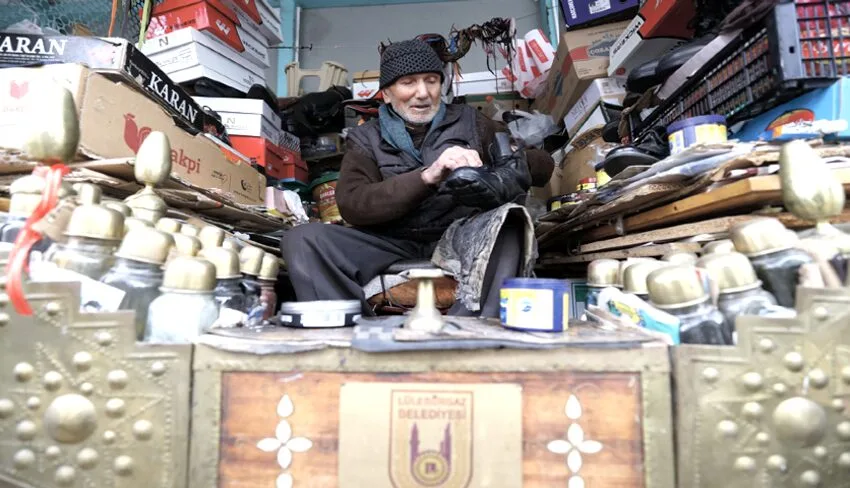 95 yaşında ayakkabı boyacılığı yapıyor