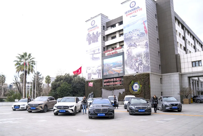 İstanbul merkezli 12 ildeki “kara para” ve “dolandırıcılık” operasyonunda ele geçirilen araçlar sergilendi