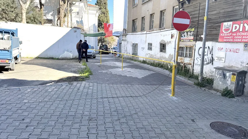 “Tapulu arazim” dedi, sokak girişini bariyerle kapattı