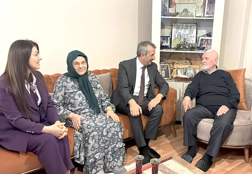 Vali Sezer, 63 yıllık evli çifti ziyaret etti