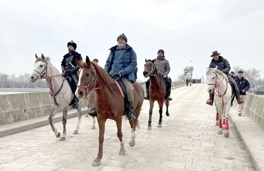 İspanya’dan yola çıktılar, at sırtında hacca gidiyorlar