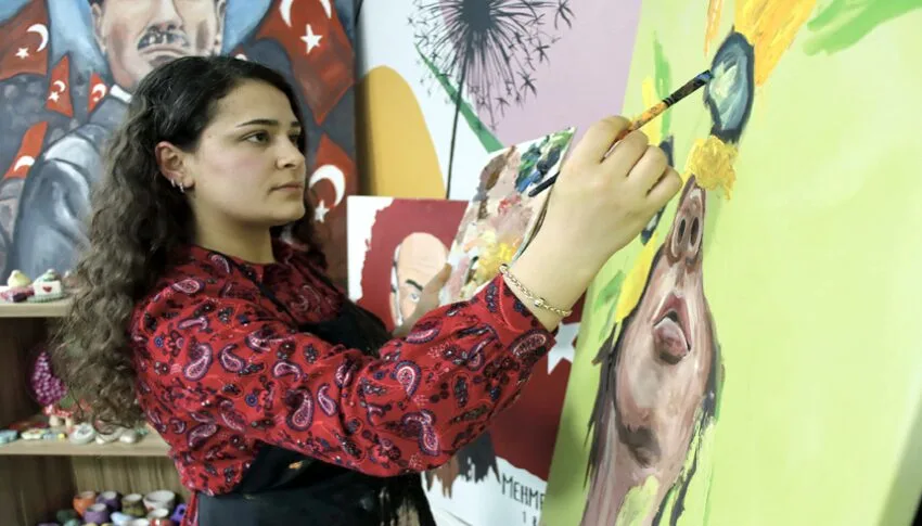 Kırklarelili genç ressam hayallerini tuvale, bilgilerini öğrencilere aktarıyor