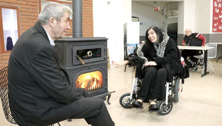 Bakım merkezinde evlenen engelli çift sevgileriyle örnek oluyor