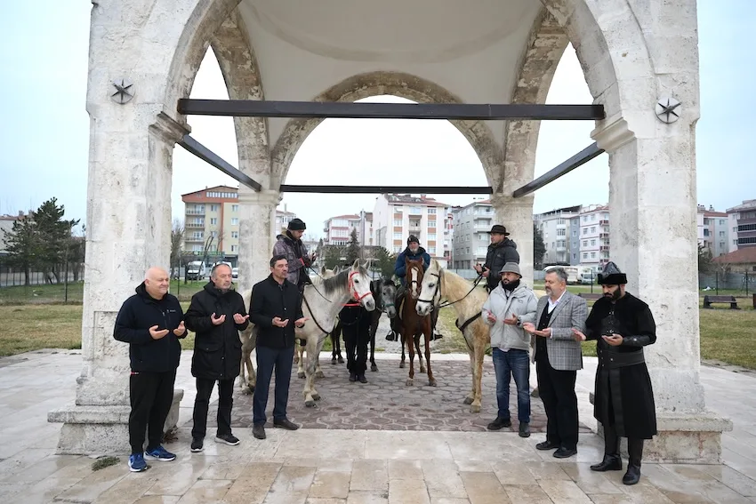 At sırtında kutsal topraklara
