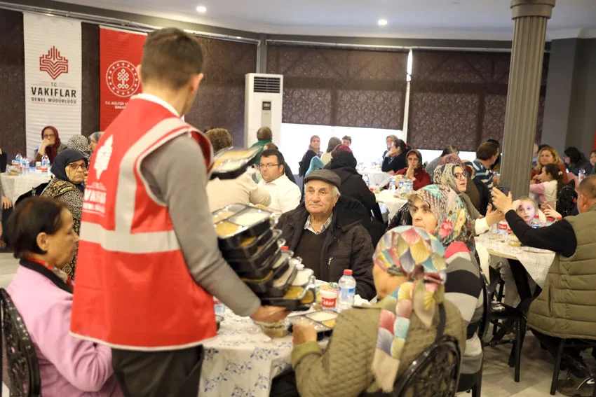 Vakıflar, Ramazan sofralarında binlerce kişiyi buluşturuyor
