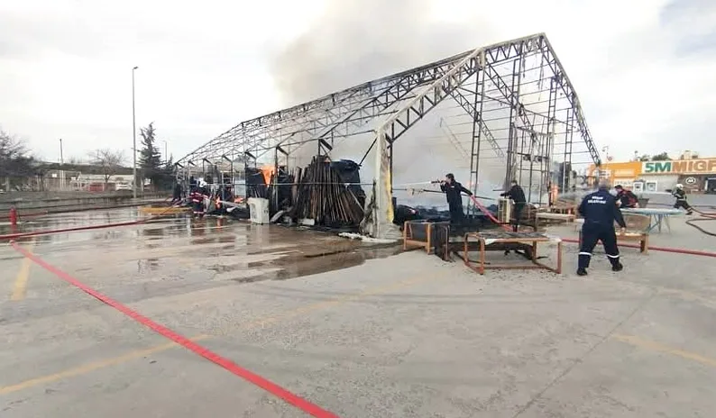 Mobilya çadırı alevlere teslim oldu