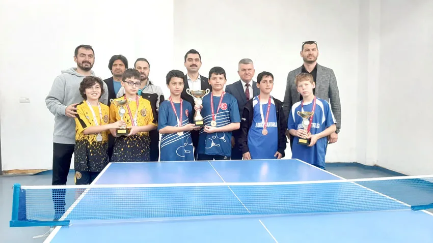 Küçük raketler Enez’de kıyasıya yarıştı
