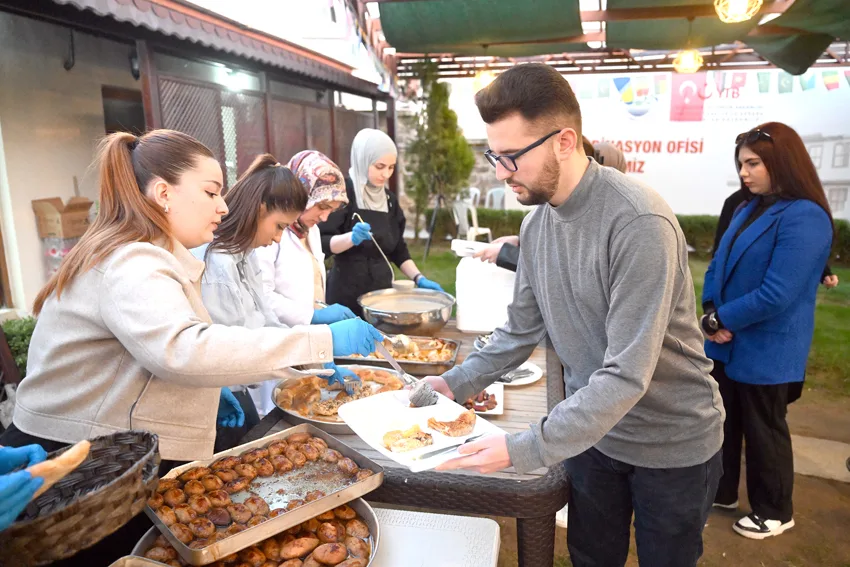 Uluslararasi ogrenciler iftar 7 - Uluslararası öğrenciler iftar sofrasında buluşuyor