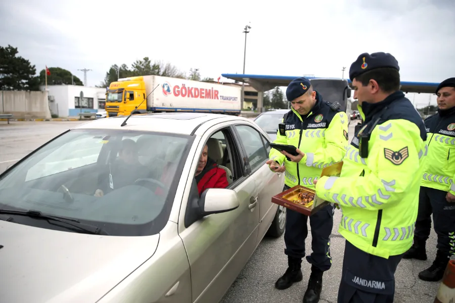 Jandarmanın trafik denetimleri sürüyor