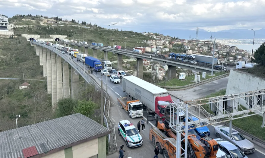 AA 20250404 37536364 37536363 ANADOLU OTOYOLU KOCAELI KESIMINDEKI KAZA NEDENIYLE ISTANBUL ISTIKAMETI ULASIMA KAPANDI - Anadolu Otoyolu’nda zincirleme kaza: İstanbul yönü kapandı