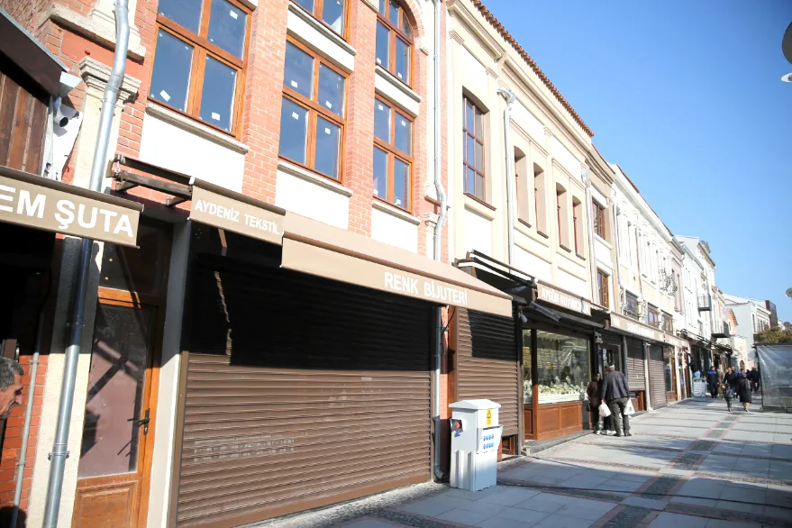 Saraçlar Caddesi’nde sokak sağlıklaştırma çalışmaları sürüyor