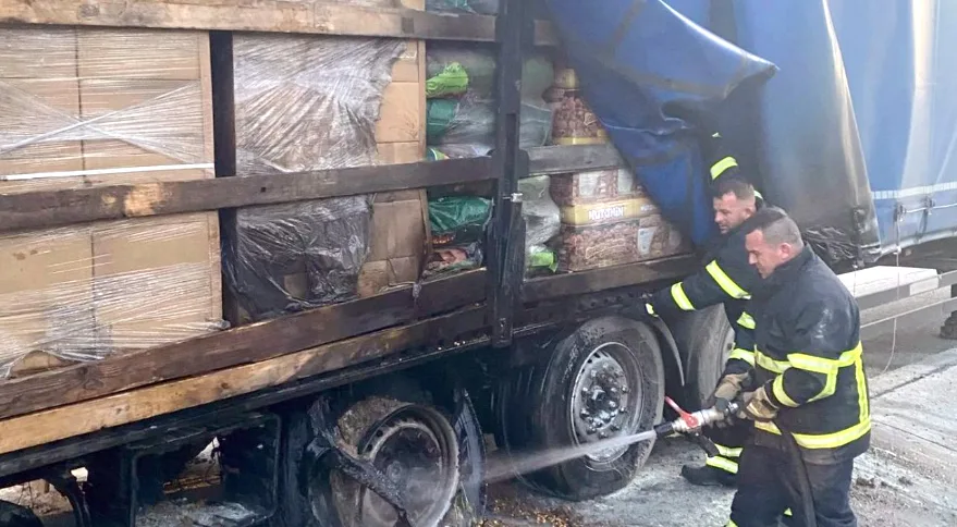 Kırklareli’nde hareket halindeki TIR’ın dorsesi alev aldı