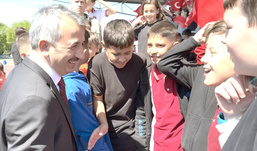 Vali Sezer’in saha sözü öğrencileri sevince boğdu