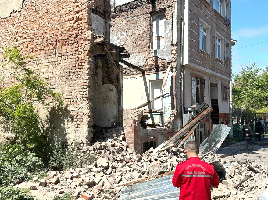 İstanbul’da metruk bina depremde kısmen çöktü