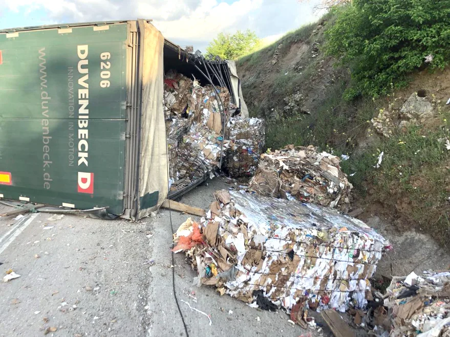 Lalapaşa’da TIR devrildi, atık kağıtlar çevreye saçıldı