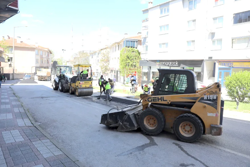 Kıyık Caddesi’nde asfalt çalışması sürüyor