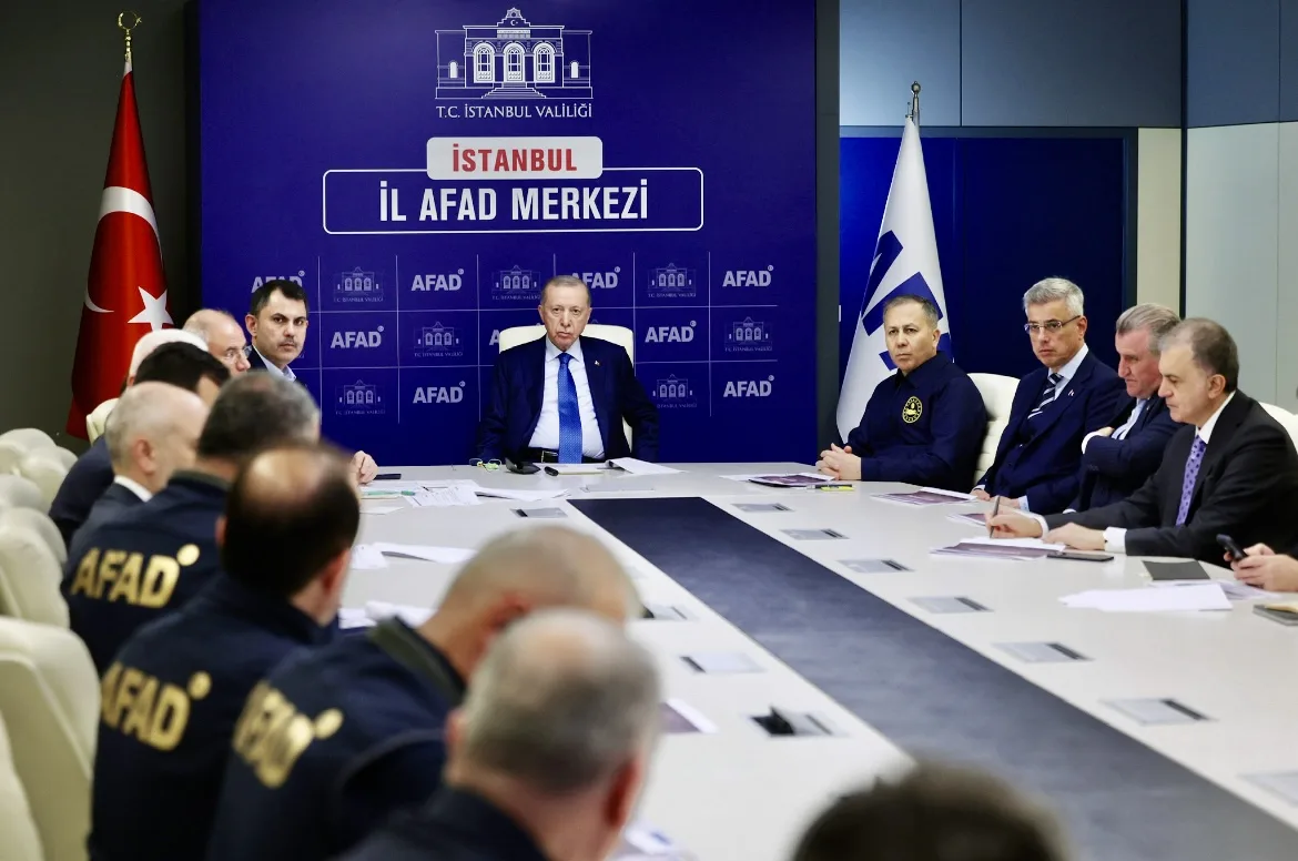 Cumhurbaşkanı Erdoğan, İstanbul AFAD’daki kriz merkezinde depreme ilişkin brifing aldı