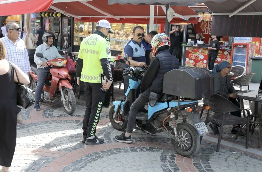 Edirne’nin trafiğe kapalı caddelerinde motosiklet denetimi