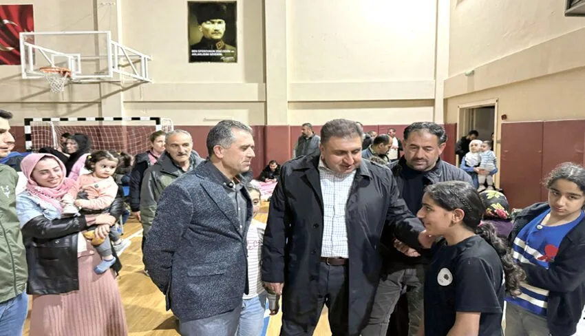 İstanbul’da deprem sonrası okul bahçeleri vatandaşların kullanımına açıldı