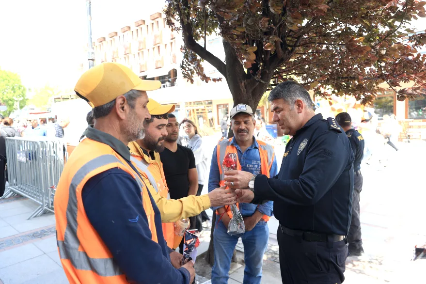 Edirne Emniyet Müdürü Karaburun 1 Mayıs’ta çalışan işçilere çiçek hediye etti