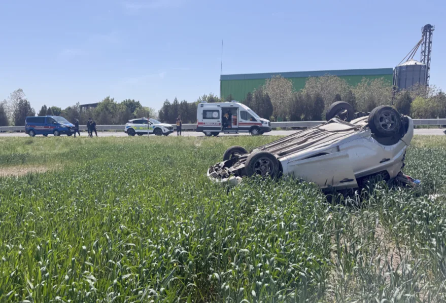 Edirne’de devrilen otomobildeki sürücü ve eşi yaralandı