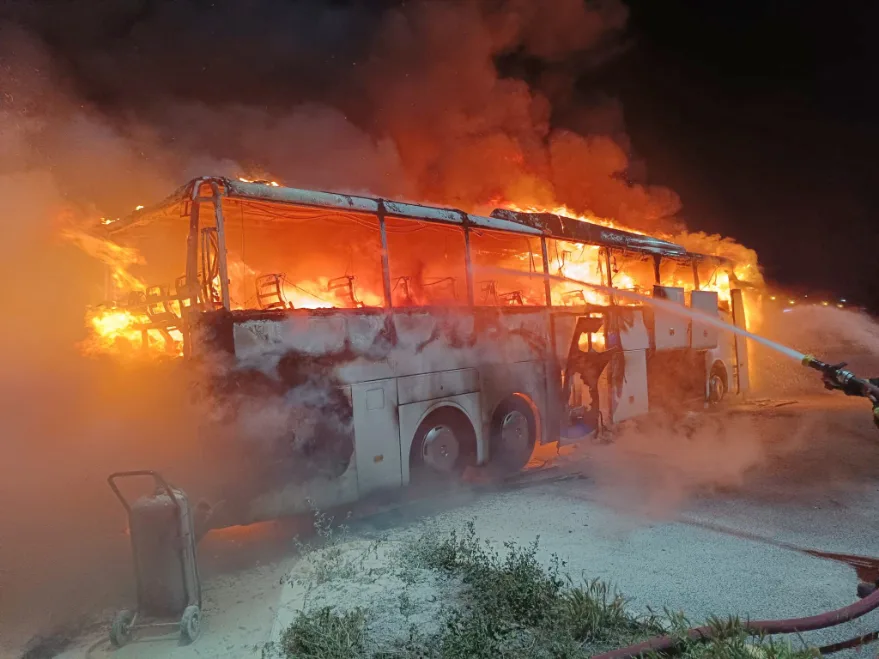 Kocaeli’de park halindeki otobüs alev alev yandı