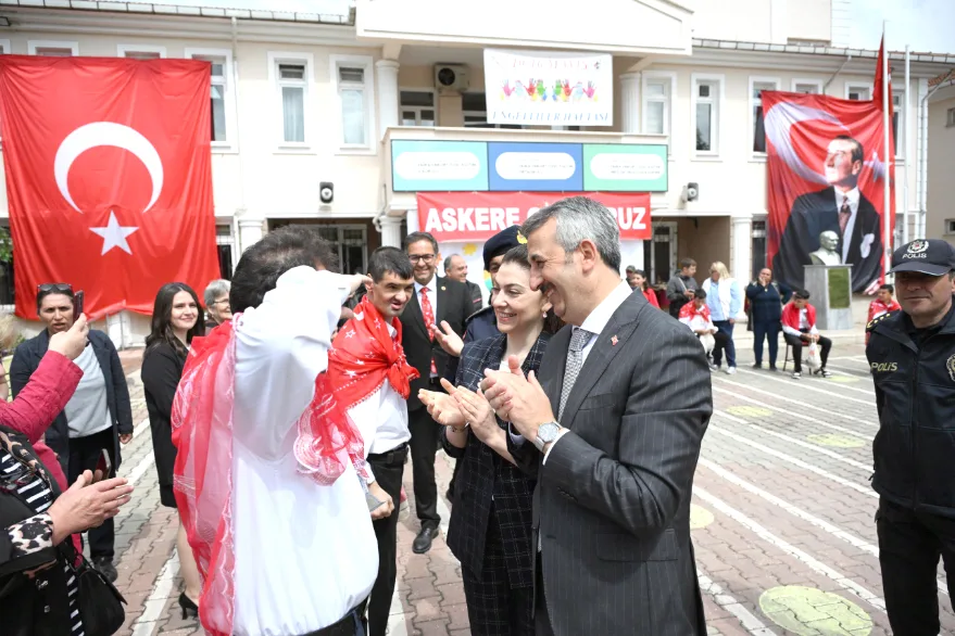 Temsili askerlik yapacak engelli öğrencilere “asker kınası” yakıldı