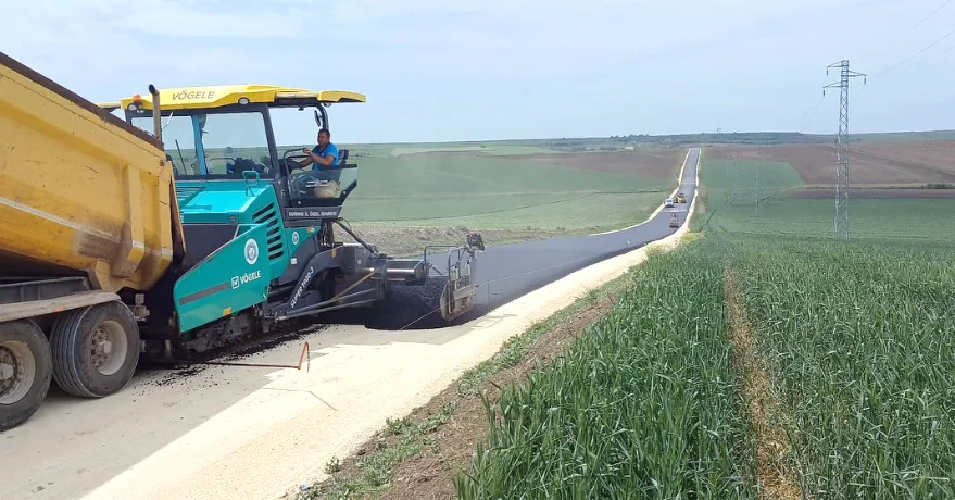 Edirne’de köy yollarında sıcak asfalt çalışmaları sürüyor