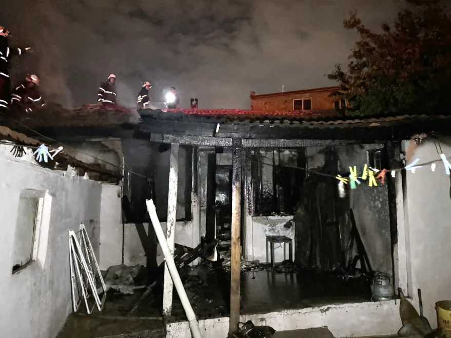 Edirne’de çıkan yangında 3 ev zarar gördü