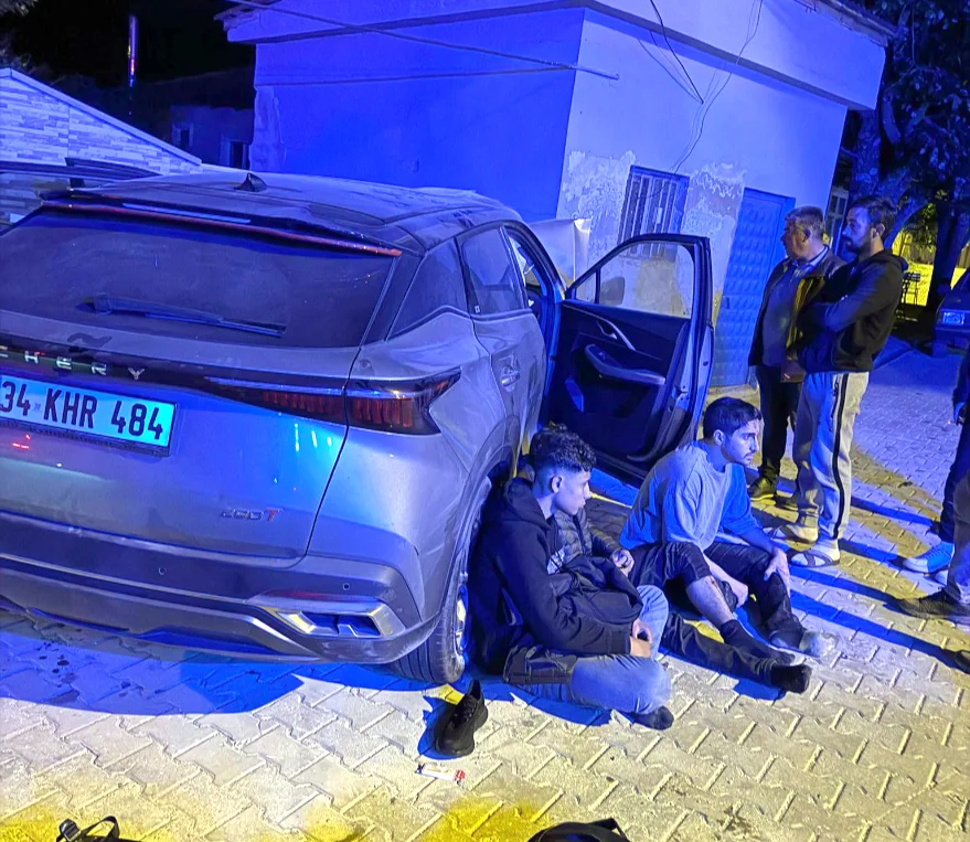 Jandarmadan kaçan araç kaza Yaptı: 5 göçmen yaralandı