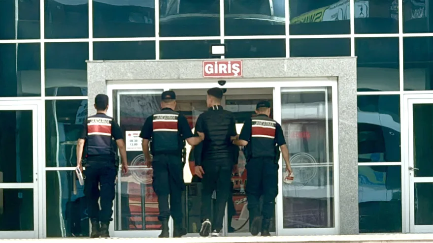 Jandarmadan kaçan 2 araçta 13 düzensiz göçmen yakalandı