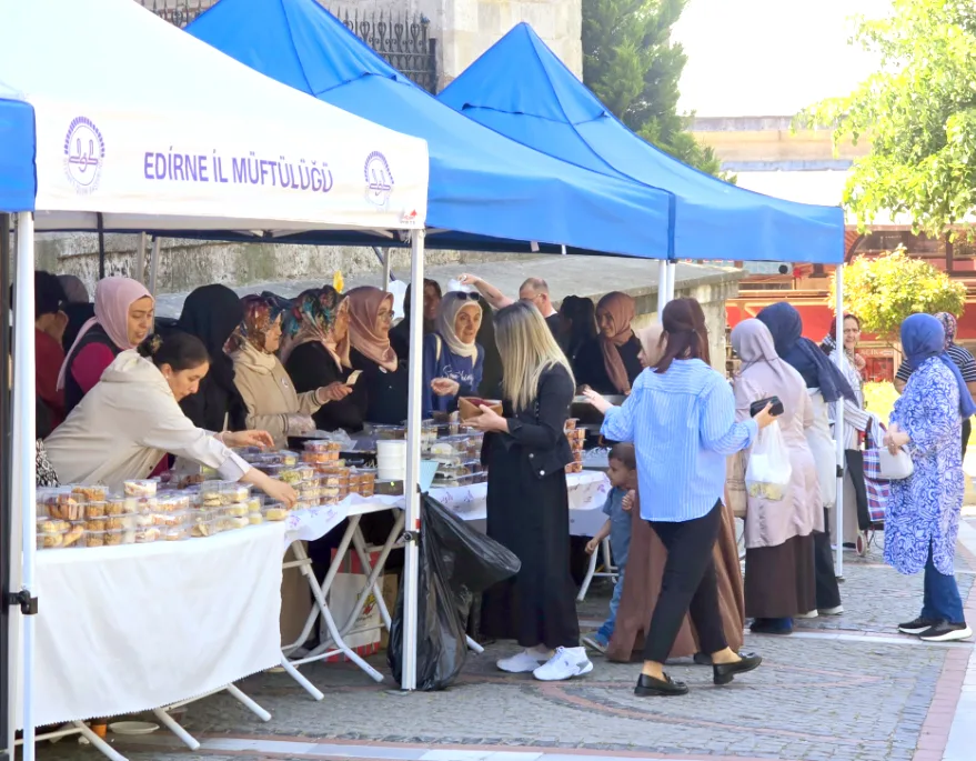 Gazze’ye destek kermesi düzenledi
