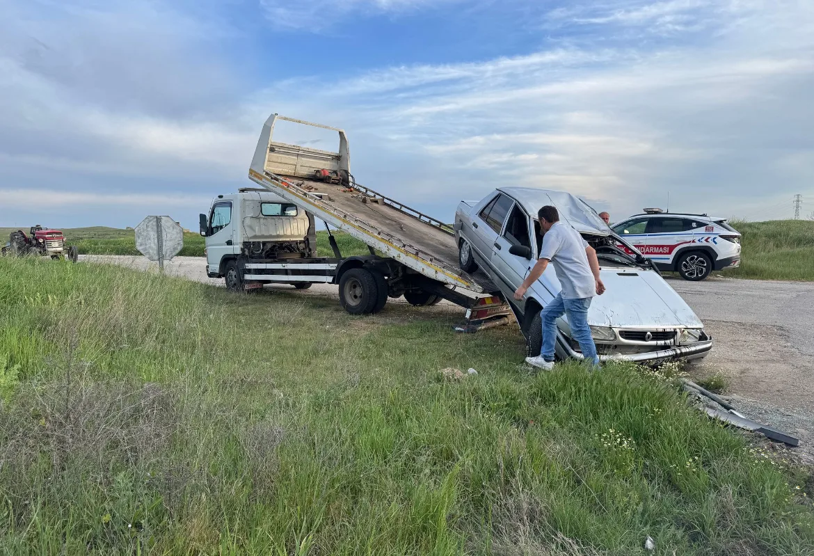 Edirne’de devrilen otomobilin sürücüsü yaralandı