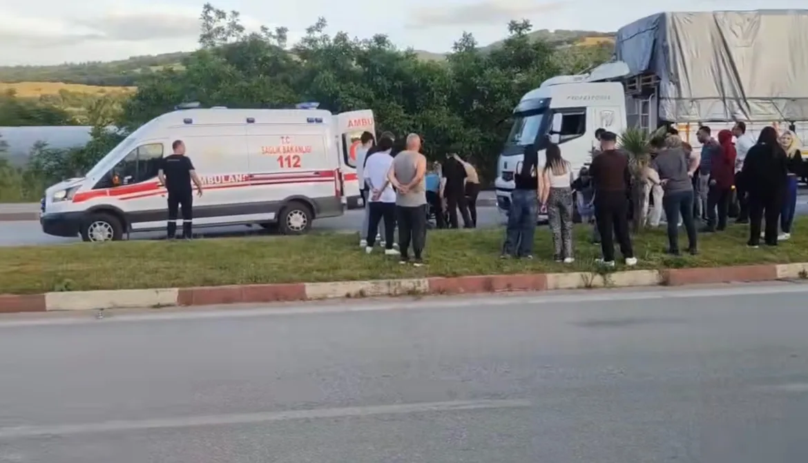 Çanakkale’de trafik levhalarına çarpan motosikletin sürücüsü hayatını kaybetti
