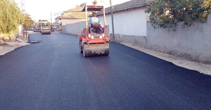 Edirne’de köy yolları sıcak asfaltla kaplanıyor