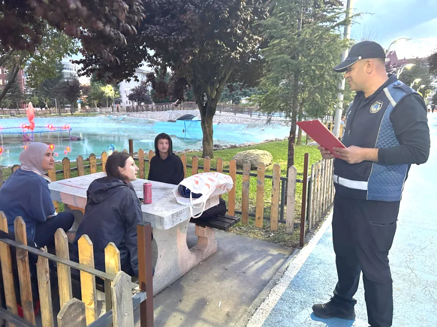 Zabıta parklarda çevre nöbetinde