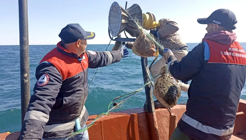 Karadeniz’de kaçak bırakılan 44 bin metre ağ toplandı