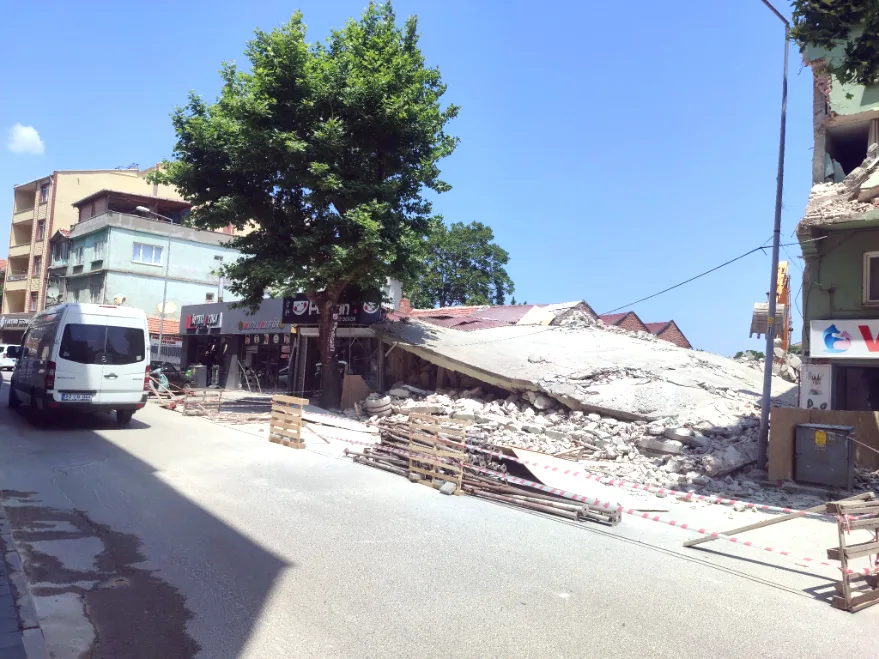 Edirne’de kontrollü yıkımda bina çöktü, komşu yapılar zarar gördü