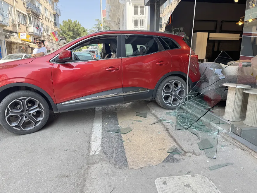 Geri viteste bırakılan otomobil mobilya dükkanına girdi