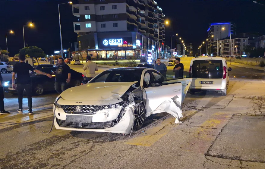 Edirne’de 4 aracın karıştığı zincirleme trafik kazasında 1 kişi yaralandı. 

Paraphrased version: Edirne'de 4 aracın karıştığı bir zincirleme trafik kazasında bir kişi yaralandı.