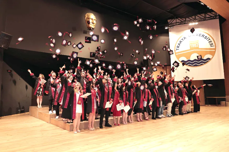 Geleceğin eczacıları diplomalarını aldı