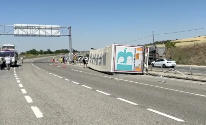 Tekirdağ’da devrilen TIR’ın sürücüsü yaralandı