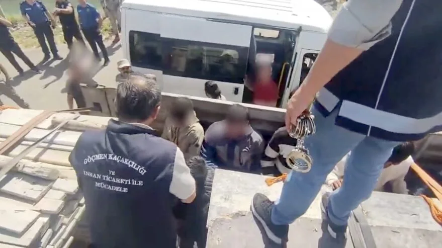 Edirne’nin de olduğu 51 ilde göçmen kaçakçılarına darbe