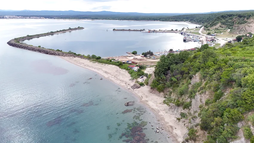 İğneada, 19 kilometrelik sahili ve mavi bayraklı plajıyla ziyaretçilerini bekliyor