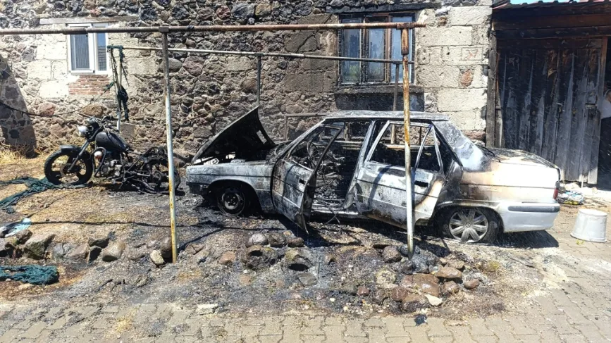 Çanakkale’de alev alan otomobil ve motosiklet kullanılamaz hale geldi