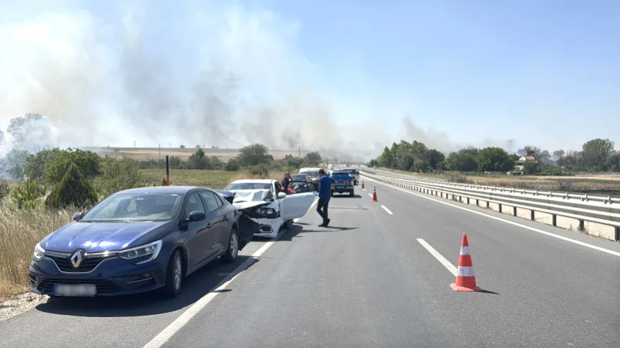 Edirne’de anız yangını D-100’de kazaya neden oldu, yol trafiğe kapatıldı