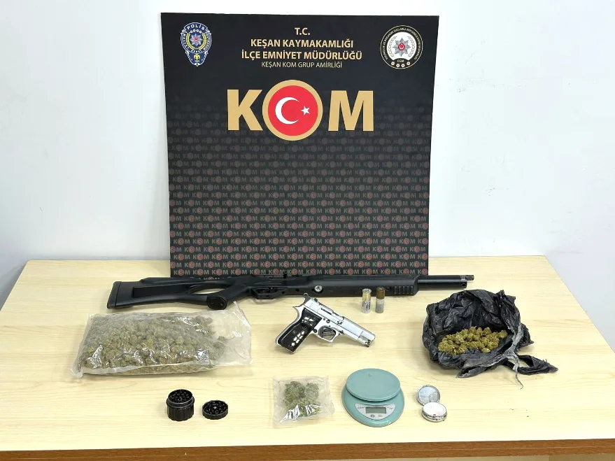 Edirne’de evinde uyuşturucu ve ruhsatsız silah bulunan zanlı tutuklandı