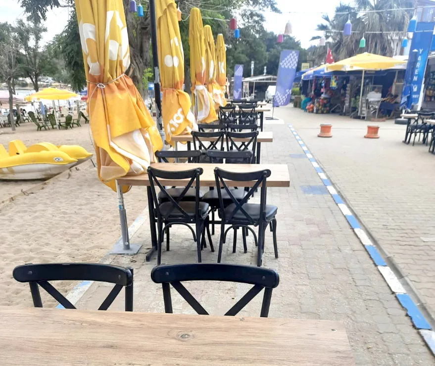 Çanakkale Gelibolu’da sahildeki işletmelerin masa ve sandalyeleri kaldırıldı