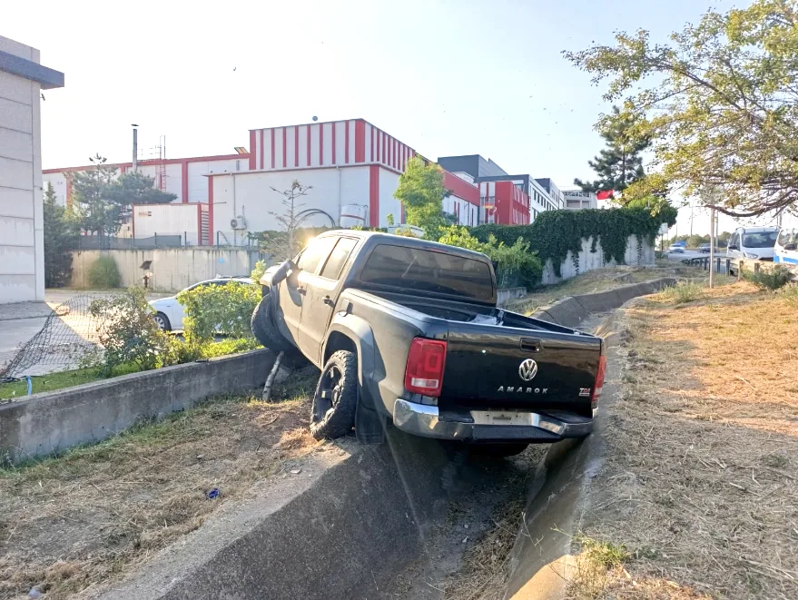 Tekirdağ’da kanala düşen pikaptaki 2 kişi yaralandı
