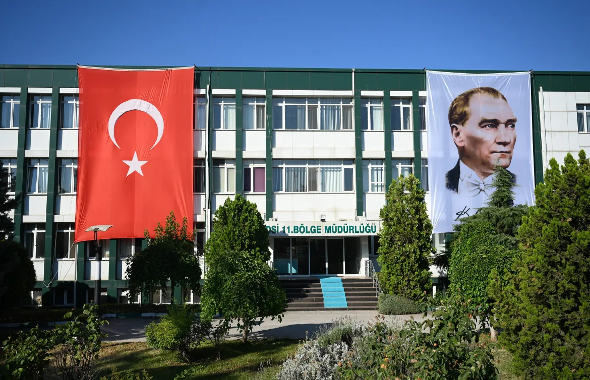 Trakya’da kamu binalarına “Terörsüz Türkiye”ye destek için Türk bayrağı asıldı